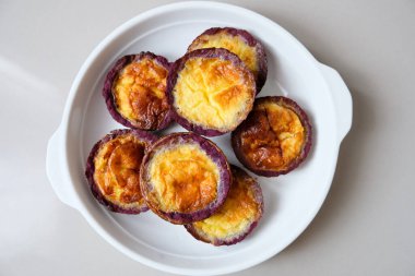 Taze pişmiş mor tatlı patates turtası.