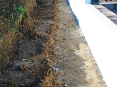 Ev yalıtımı ve duvar döşeme işlemi devam ediyor. İnşaat işi sağlam bir yapı, termal koruma ve enerji verimliliği sağlar.