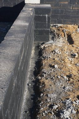 Ev yalıtımı ve duvar döşeme işlemi devam ediyor. İnşaat işi sağlam bir yapı, termal koruma ve enerji verimliliği sağlar.