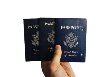 Elde tutulan bir Amerikan pasaportu yasal ikamet ve Amerikan vatandaşlığını gösteriyor. Yakın plan, belgenin kapağını ve özgünlüğünü vurgular.