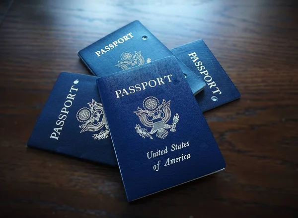 Elde tutulan bir Amerikan pasaportu yasal ikamet ve Amerikan vatandaşlığını gösteriyor. Yakın plan, belgenin kapağını ve özgünlüğünü vurgular.