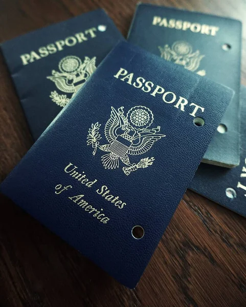 Elde tutulan bir Amerikan pasaportu yasal ikamet ve Amerikan vatandaşlığını gösteriyor. Yakın plan, belgenin kapağını ve özgünlüğünü vurgular.