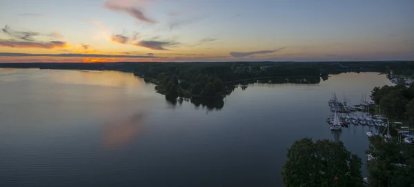 Pôr do sol nublado colorido com iates — Fotografia de Stock