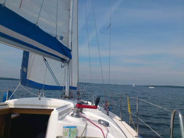 Segeljacht auf dem Wasser — Stockfoto