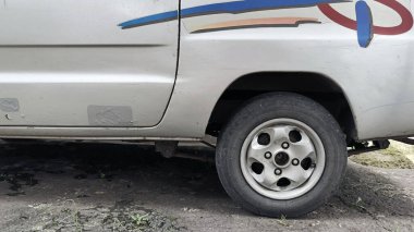 Eski gümüş arabanın tekerleklerinin önü.