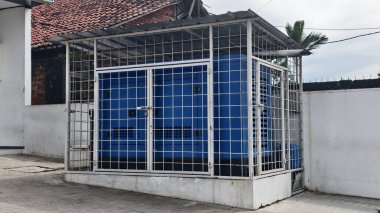 Demir çitlerle çevrili açık hava jeneratörü kümesi ya da Genset