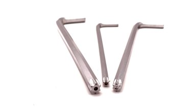 Üç L biçimli anahtarlar, beyaz arkaplanda izole edilmiş altıgen anahtarlar..