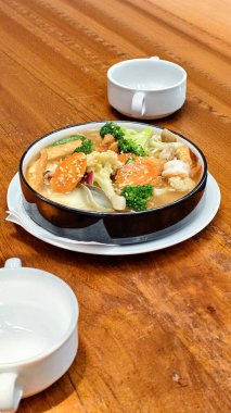 Sapo Tahu ya da geleneksel olarak pişirilmiş ve bir çömlekte servis edilen maydanozlu Çin yemeği. vejetaryen yemeği