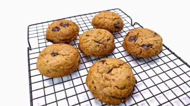 Beyaz arkaplanda tel askıda lezzetli klasik kurabiyelerin ön görünümü