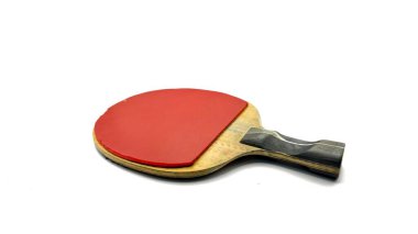 Kırmızı kauçuk, masa tenisi ekipmanları beyaz arka planda izole edilmiş spor