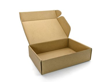 Tek bir kahverengi karton kutuyu kapat. beyaz arkaplanda açık ve izole