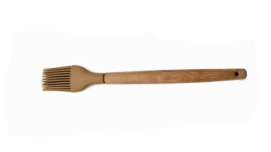 Beyaz arkaplanda izole edilmiş ahşap saplı kahverengi silikon kaplama fırçasının üst görünümü