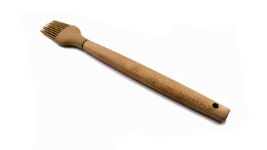 Beyaz arka planda izole edilmiş ahşap saplı kahverengi silikon kaplama fırçası.