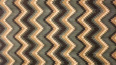 Geometrik sembollü bir halı veya zigzag desenli