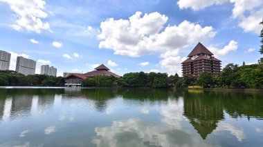 Kenanga Gölü ve Endonezya Üniversitesi Rektörlük Binası (Universitas Endonezya veya UI) güzel gökyüzü ve beyaz bulutlarla