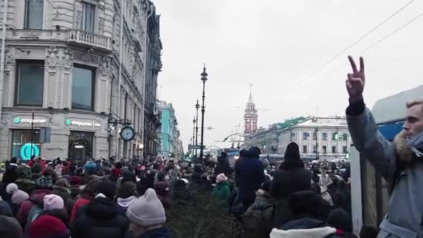 SAN PETERSBURG, RUSIA - 23 de enero de 2021: protestas en la ciudad, la multitud en la calle principal — Vídeos de Stock