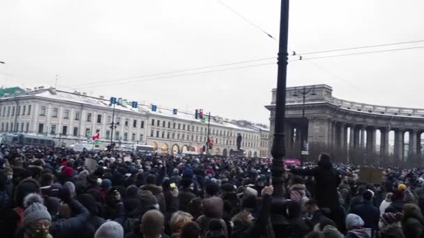 SAINT PETERSBURG, RUSSIA - 23 Ocak 2021: Kazan Katedrali yakınlarındaki protestolar Stok Video