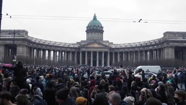 SAINT PETERSBURG, RUSSLAND - 23. Januar 2021: Proteste in der Stadt, Menschenmenge in der Nähe der Kathedrale von Kasan — Stockvideo