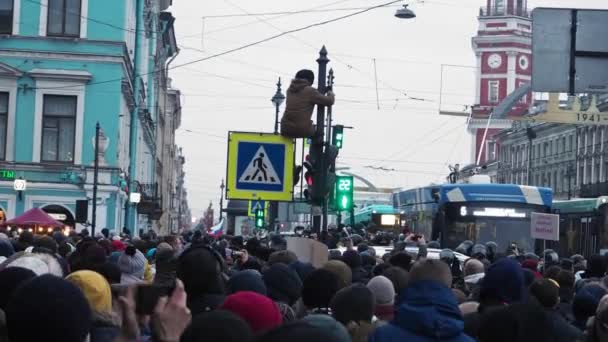 SAINT PETERSBURG, RUSSIA - 23 januari 2021: protesten in de stad, demonstranten in een hoofdstraat — Stockvideo