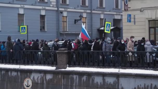 SAINT PETERSBURG, RUSSLAND - 23. Januar 2021: Proteste in der Stadt, Demonstranten mit russischen Fahnen — Stockvideo