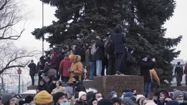 SAINT PETERSBURG, RÚSSIA - 23 de janeiro de 2021: protestos na cidade, pessoas no monumento — Vídeo de Stock