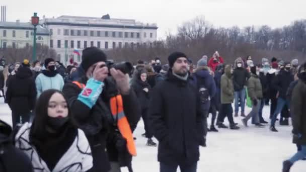 SAINT PETERSBURG, RUSSIA - 23 januari 2021: protesten in de stad, journalist maakt een foto van de protesten — Stockvideo