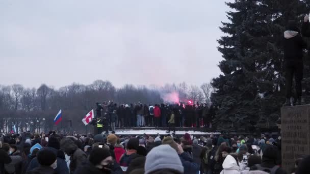 SAN PETERSBURG, RUSIA - 23 de enero de 2021: protestas en la ciudad, protestantes encendieron un fuego rojo — Vídeos de Stock