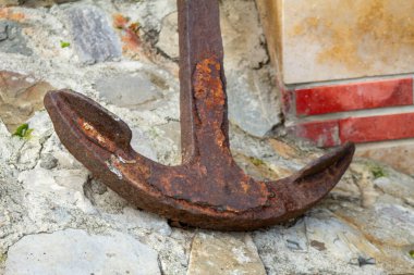 Sahilde Eski Paslı Gemi Çapası