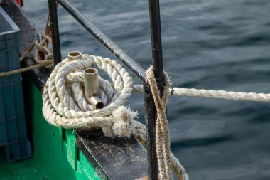 Kapalı Deniz İpi Tekne Kelepçesine Bağlı Denizcilik Düğümü ve Denizcilik Dokusu Ayrıntısına Bağlı
