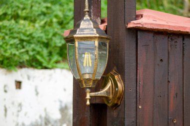 Ahşap Arkaplanda Altın Dekoratif Duvar Lambası Sanat Dekorasyonu Yakın plan