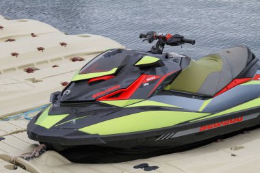 Jet Ski Sunny Limanı 'na yakın park etti.