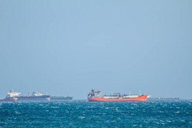 Güneşli bir günde Büyük Kargo Gemileri Açık Okyanusta Yelken Açar
