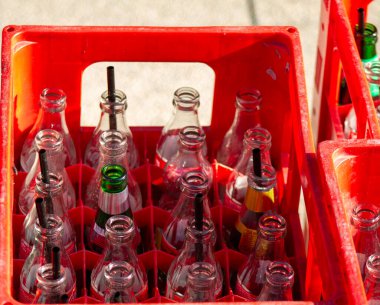 Tahta Sandıkta Bir Çok Boş Cam Şişe Güneşli Gün