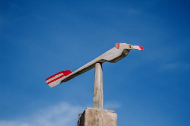 Tahta Oyuncak Uçak Açık Mavi Gökyüzüne Karşı Güneşli Gün