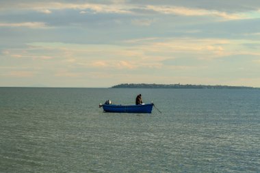Sakin Karadeniz Sularında Küçük Mavi Tekneden Balıkçı