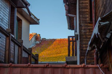 Mavi Gökyüzü Arkaplanlı Tarihi Nesebar 'da Klasik Çatı