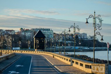 Old Town Nesebar 'daki boş kaldırım taşı caddesi Deniz manzaralı güneşli bir gün.