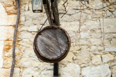 Zincirlerde Asılı Şarap Fıçısı Kırsal Süsleme Günü Sunny Day