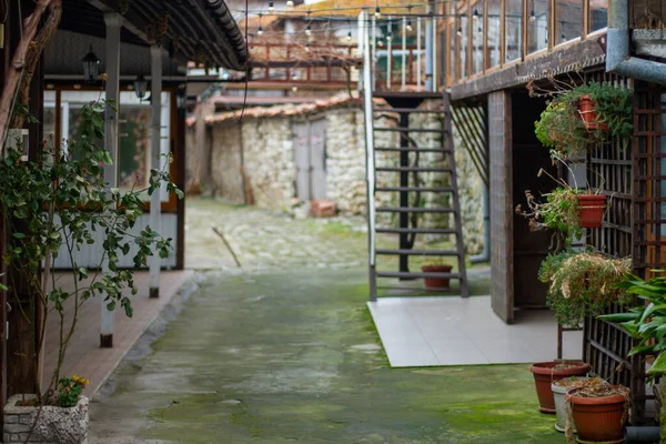 Taş Sokakları ve Evleri olan Eski Avrupa Köy Bahçesi