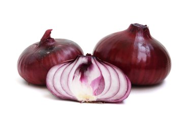 Beyaz arkaplanda izole soğanlar