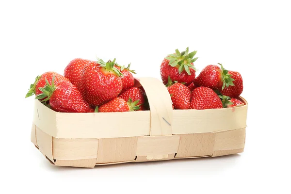 Mogen jordgubbe i korgen — Stockfoto