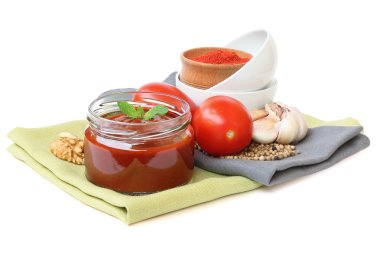 Gürcü sos domates ve fındık ile