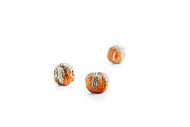 Beyaz arka planda Çin yeşil çayı beyaz nilüfer.