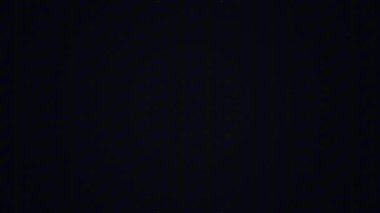 Parlak beyaz yıldızların arasında süzülen parlak mor bir ışık izinin olduğu büyüleyici bir animasyon. Fantezi, göksel ve tuhaf dijital projeler için ideal.