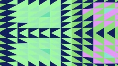 Canlı 4K geometrik arkaplan, modern dijital projeler için dinamik, geçmişe dönük ritmik bir şablon içinde yeşil, mor ve deniz üçgenlerinden oluşan değişen bir mozaik içeriyor..