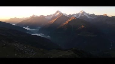 İsviçre Alp Dağlarının Üzerinde Görkemli Gün Batımı