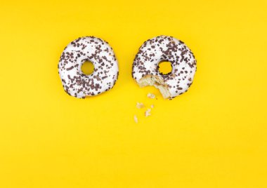 İki donut sarı arka plan üzerinde izole Üstten Görünüm 