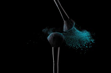 Mavi toz patlama 2 güzellik fırçaları ile