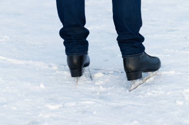 Donmuş gölde buz pateni yapan adam. Yüksek kalite fotoğraf