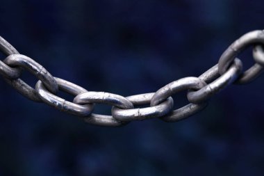 Metal zincir yakın plan, koyu arkaplan. Yüksek kalite fotoğraf